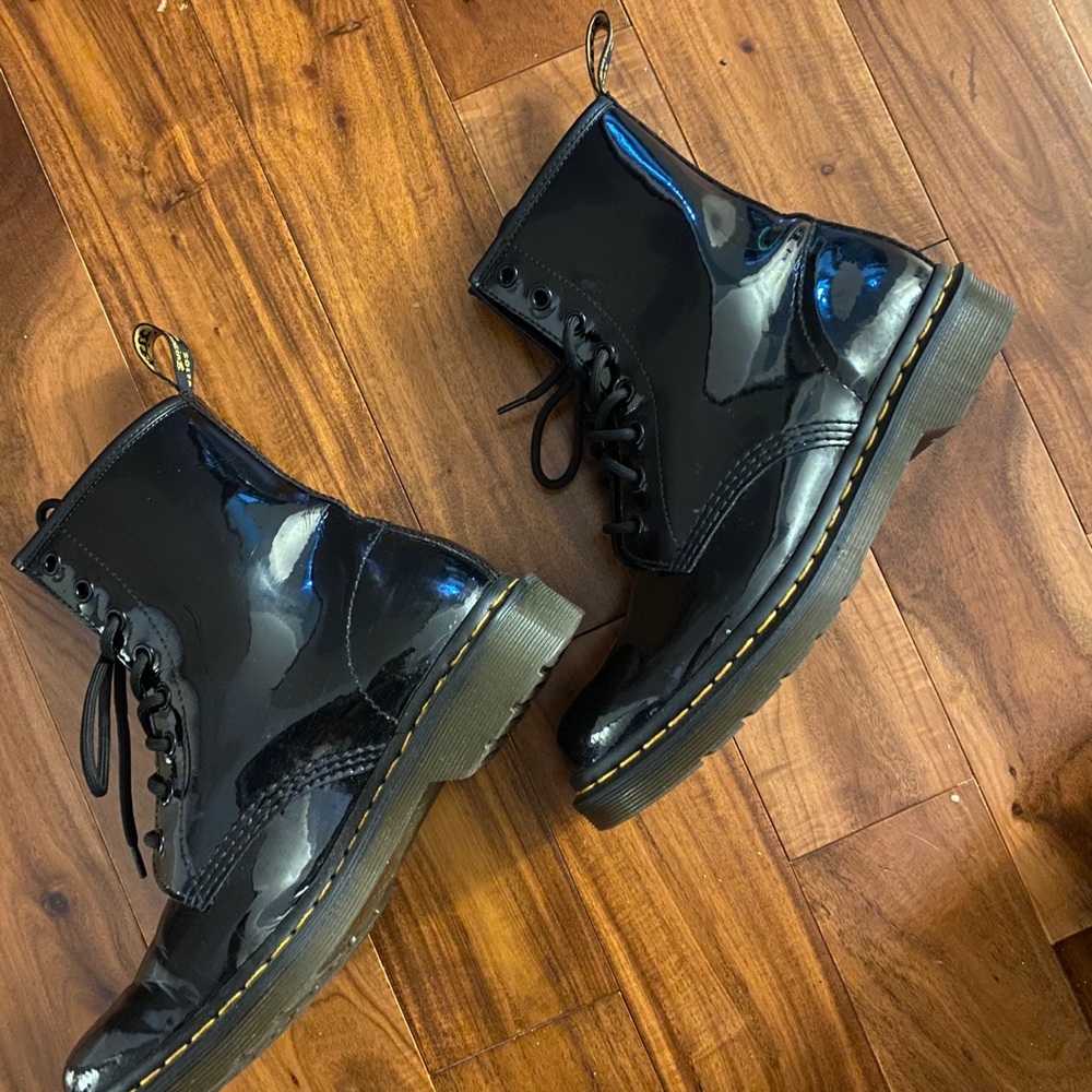 1460 WOMEN'S PATENT LEATHER LACE UP BOOTS
